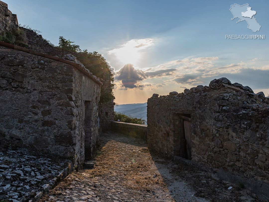 Cairano - La via delle grotte