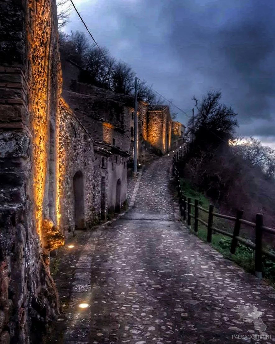 Cairano - La via delle grotte