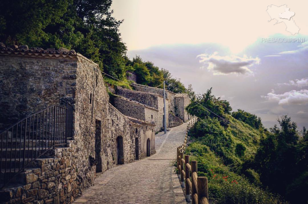 Cairano - La via delle grotte